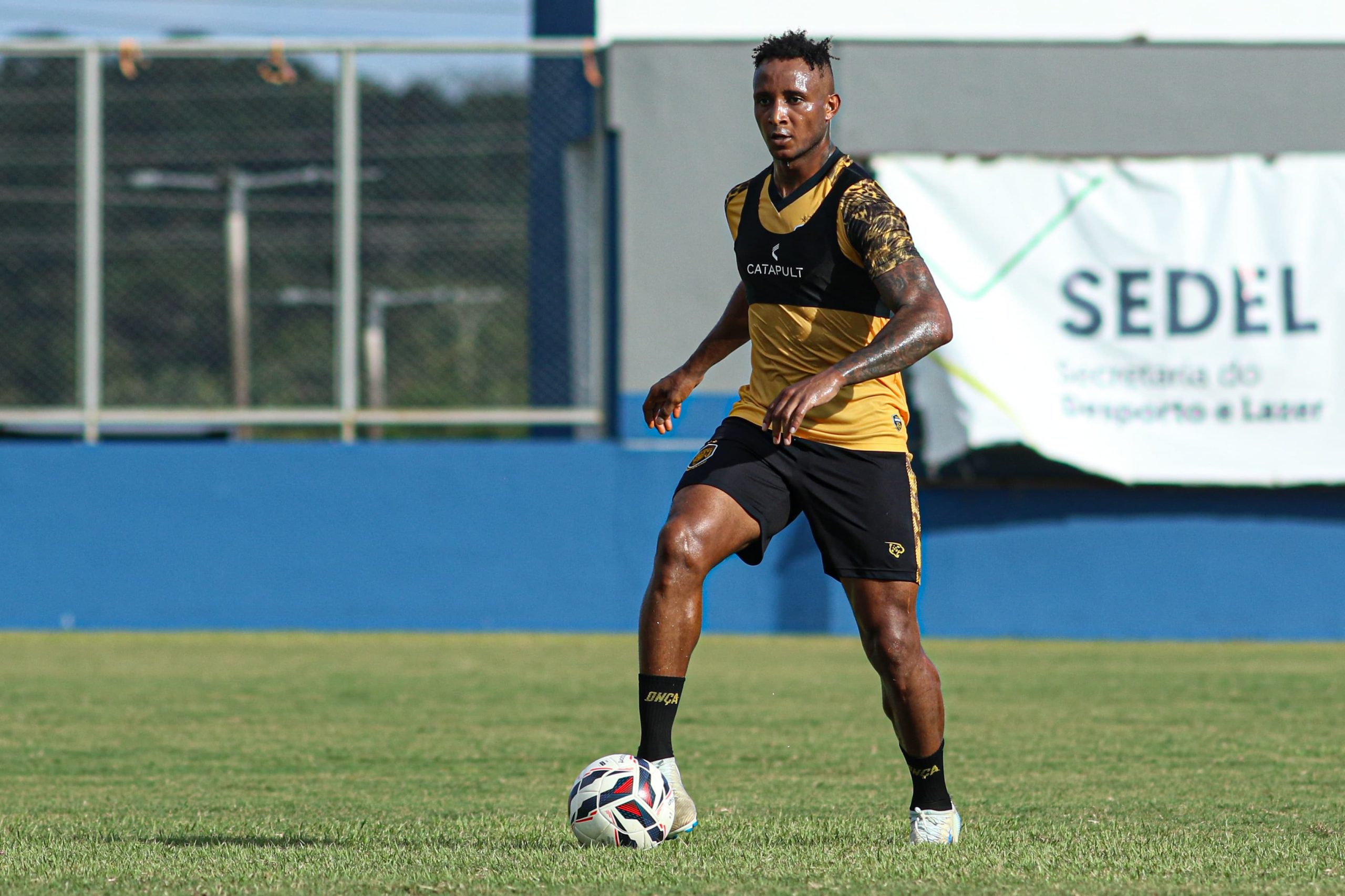 Lateral-direito colombiano é anunciado pelo Amazonas FC