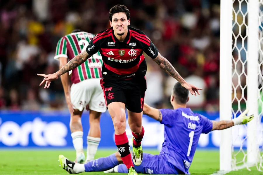 Flamengo domina o Fluminense e garante vitória com show de Pedro no Maracanã