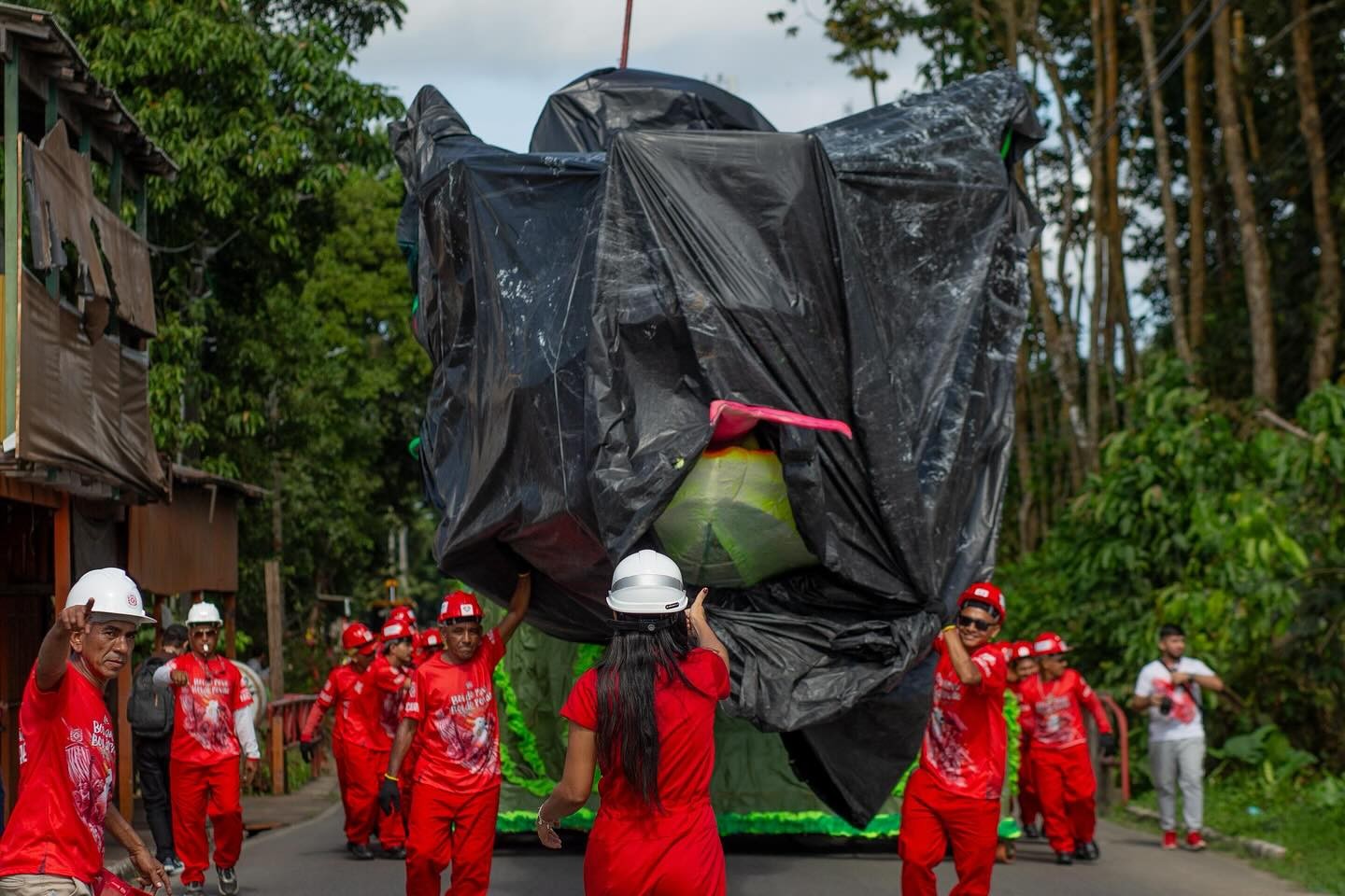 Garantido inicia translado de alegorias para concentração do Bumbódromo