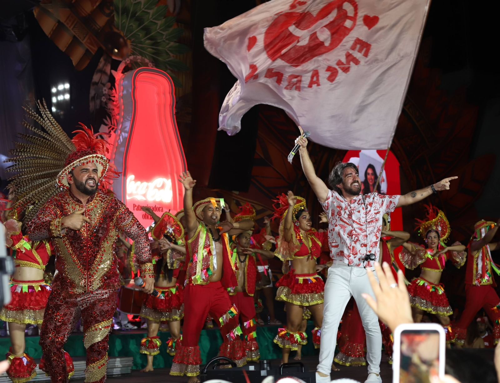 Curral do Boi Garantido celebrou o folclore com festa vermelha e branca no Sambódromo