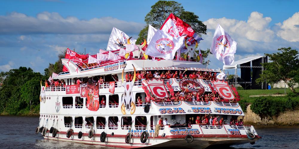 Barco do Movimento Amigos do Garantido parte de Manaus rumo a Parintins nesta segunda-feira (22)