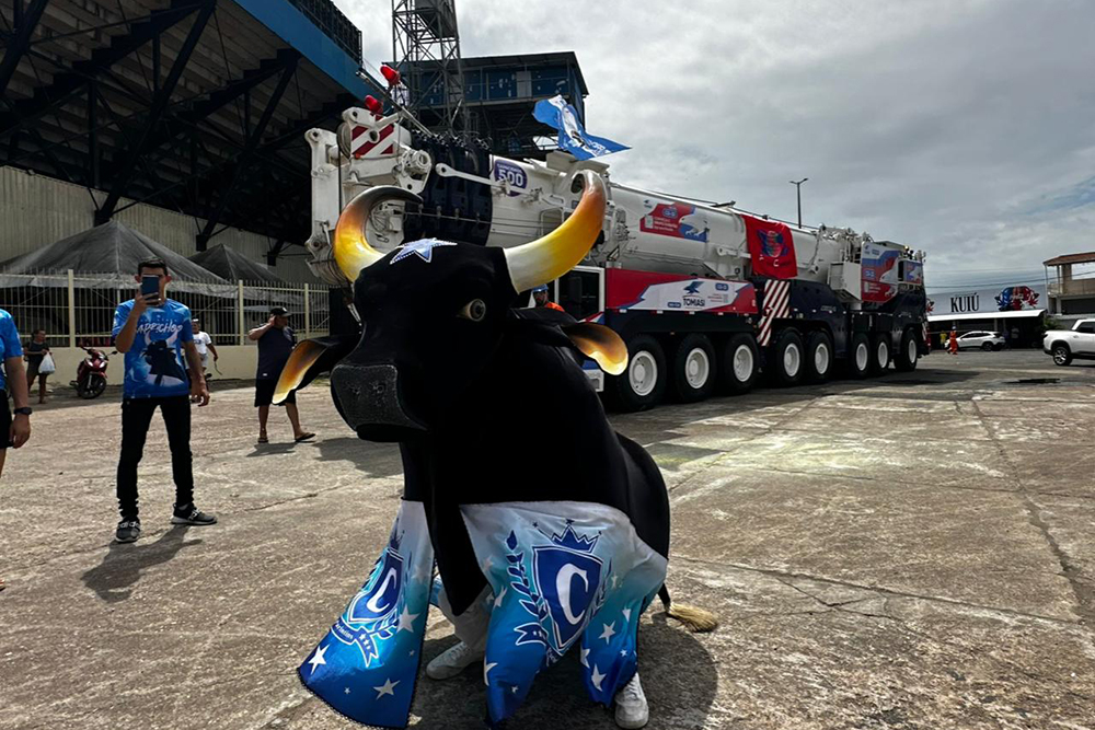 Guindaste gigante chega para montar alegorias do Caprichoso