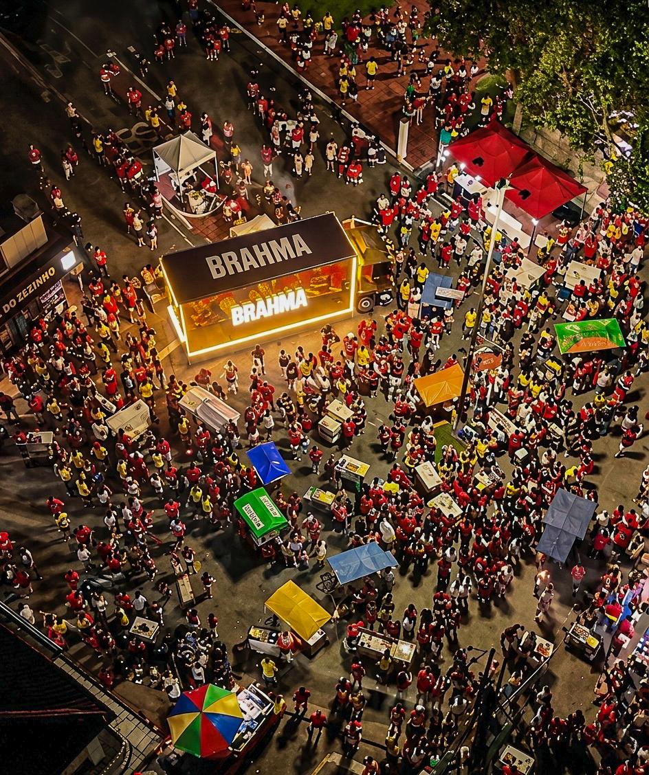 Caminhão Dourado de Brahma surpreende Parintins em aparições nos tradicionais eventos do Caprichoso e Garantido